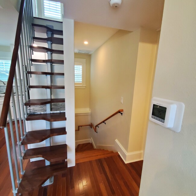 Building Photo - 1124 Azalea Ln