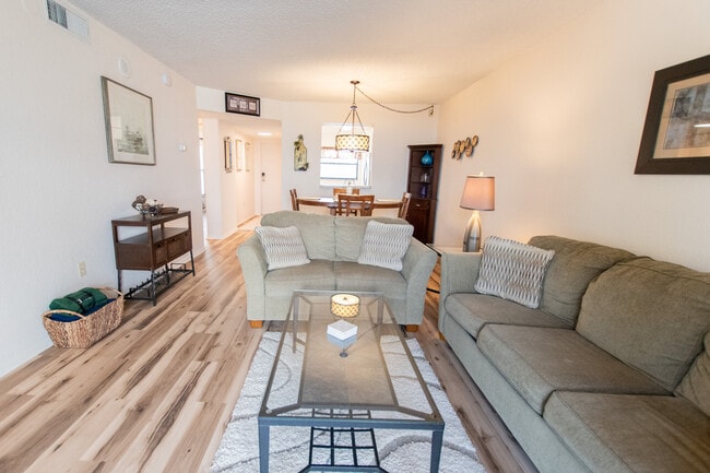 Building Photo - 1000 Cove Cay Dr