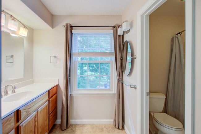 Building Photo - 2 Bed, 2 Bath Centrally Located Condo in G...