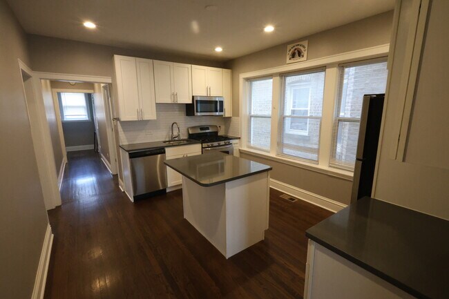 Building Photo - 5653 N Talman Ave