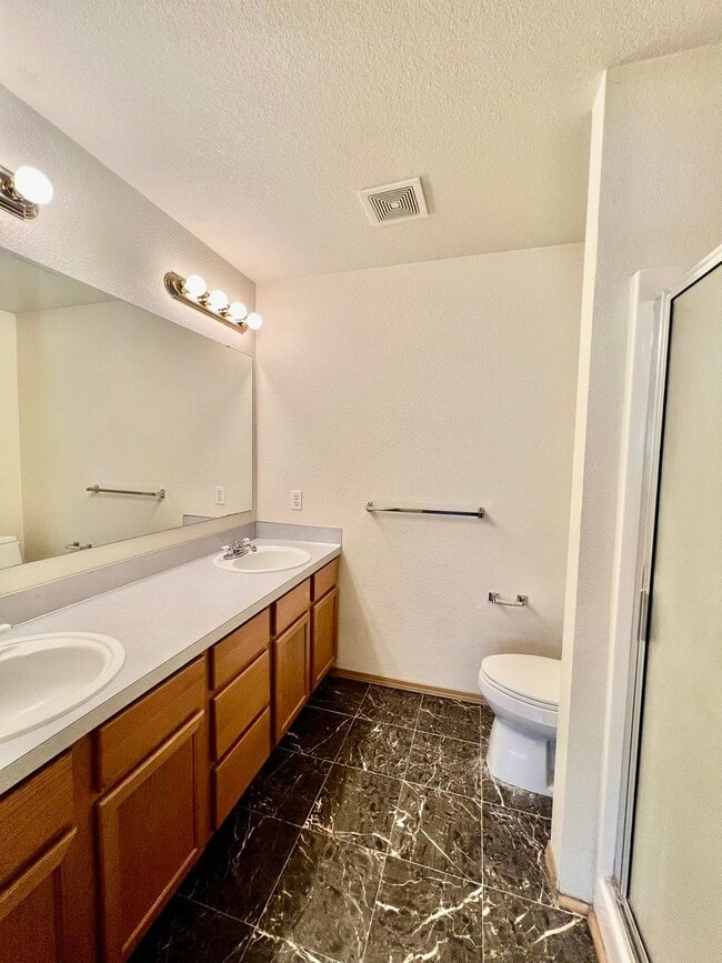 Building Photo - Spacious 4 BD + Den