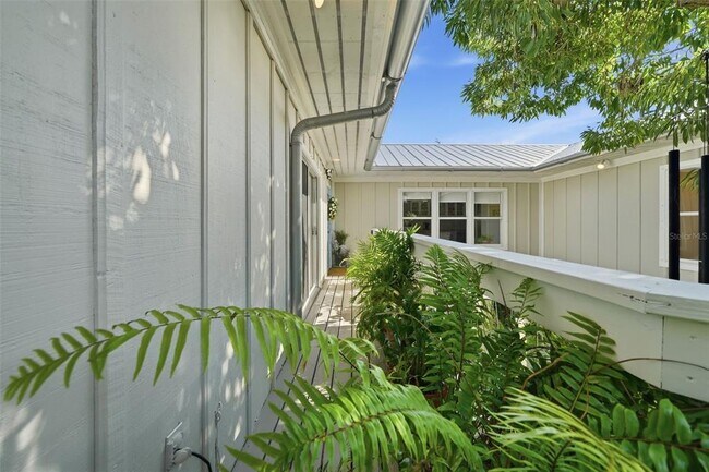 Building Photo - 700 Lands End Dr