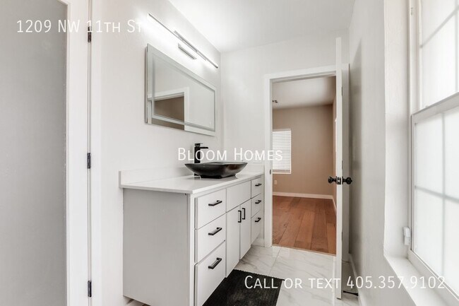 Building Photo - 1209 NW 11th St
