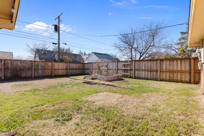 Building Photo - 3812 E Everglade Ave