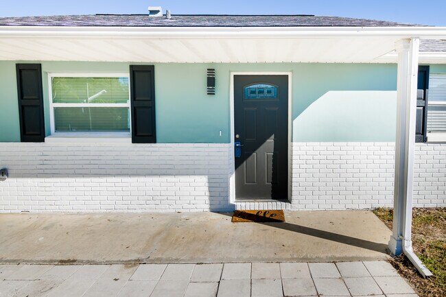 Building Photo - 6443 Lomand Ave