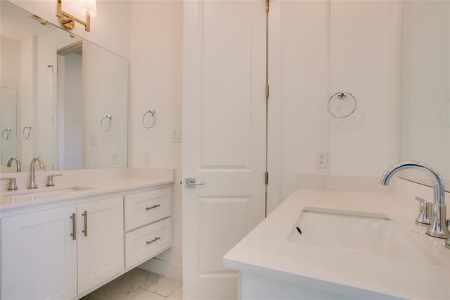 Building Photo - 112 E Oscar Dr