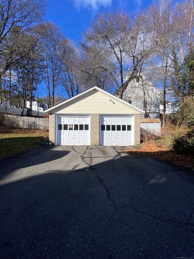 Building Photo - 135 Elm St