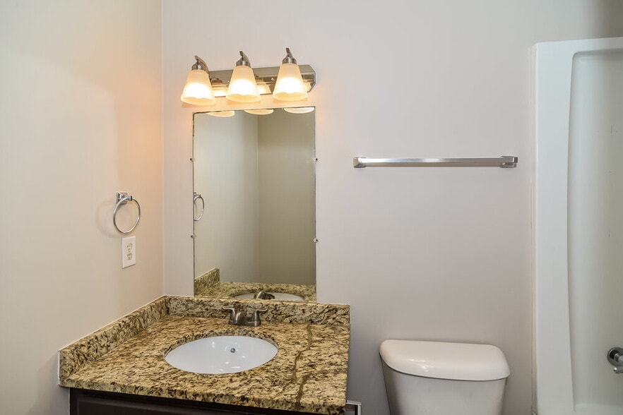 Building Photo - 425 Jonesboro Ct