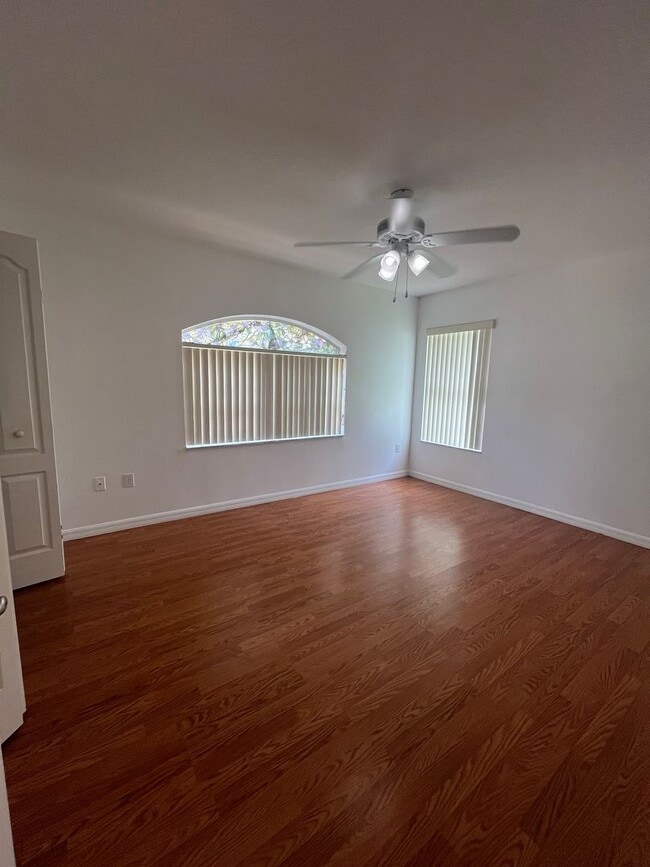 Building Photo - Single family Home with Florida room!