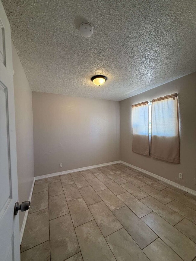 Building Photo - 955 Versailles Dr