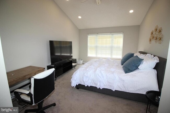 Building Photo - 36 Honey Locust Ln