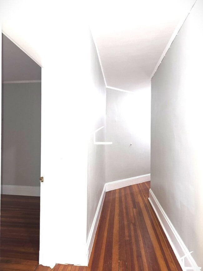 Building Photo - No Brokers Fee, Washington Sq. Area, Heat, Hot Water Included, Lage Bedrooms, Eat-in Kitchen, Lau...