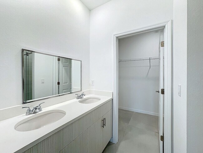 Building Photo - Townhouse For Lease in Saint Cloud