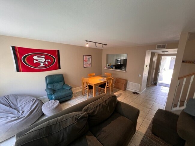 Building Photo - Beautiful 3 BD, 2.5 BA Townhome At The Gro...