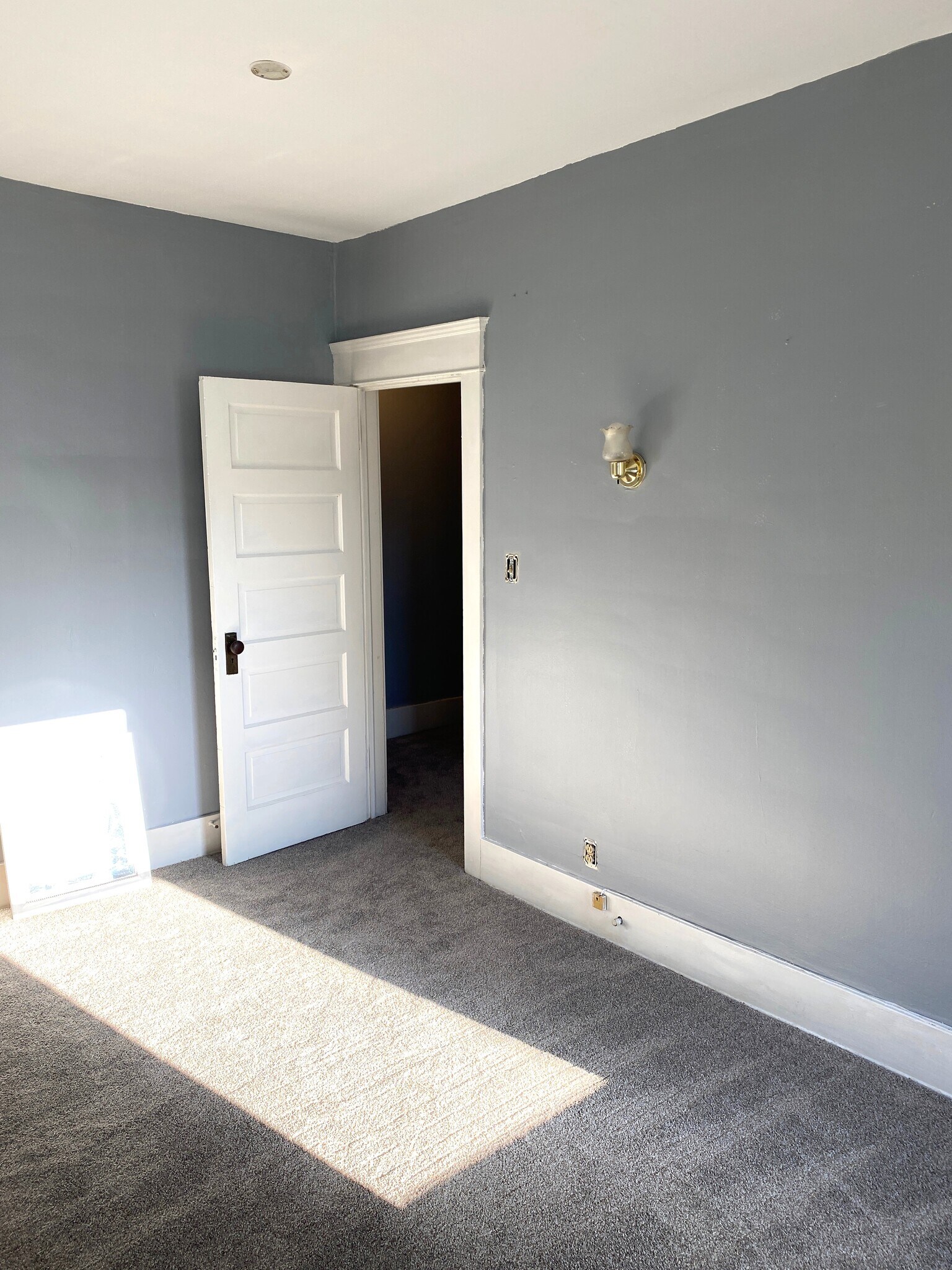 Building Photo - 916 W 9th St