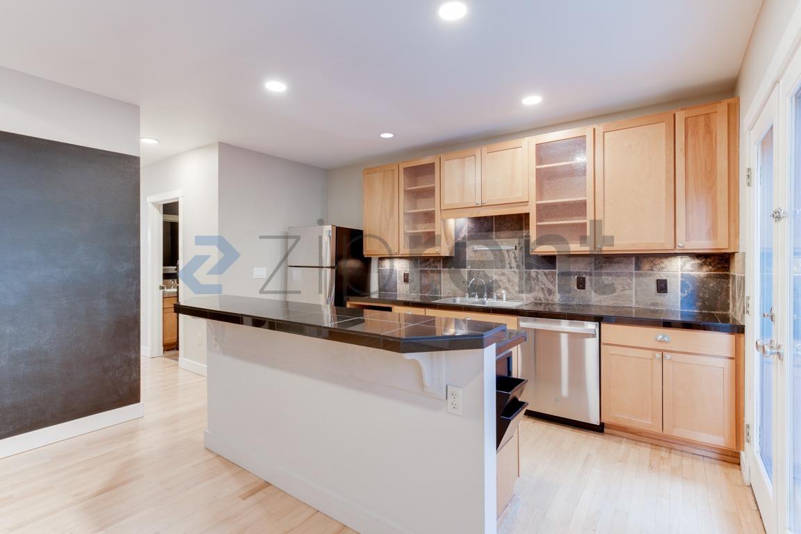 Building Photo - 2225 Eastlake Ave E