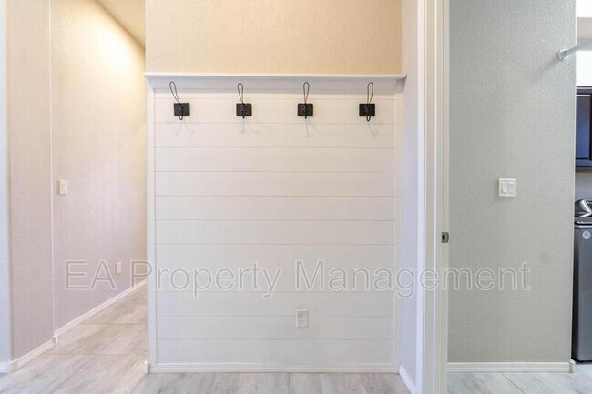 Building Photo - 827 Mesa Roja Trail NE