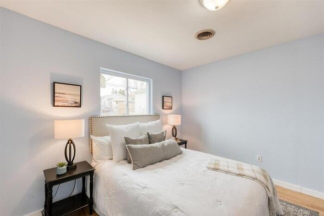 Building Photo - Fantastic 3bd/1ba home! Coming soon!