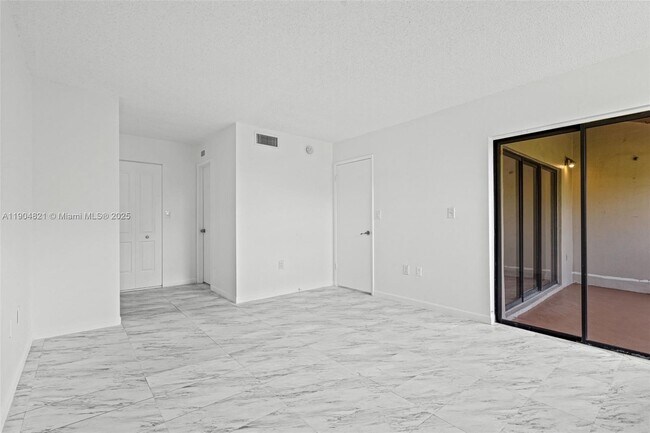 Building Photo - 330 W Park Dr