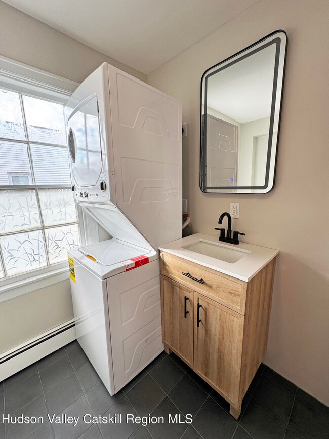 Building Photo - 340 Main St