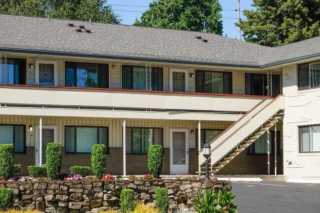 Building Photo - Three Bedroom Oasis in the Heart of Irvington