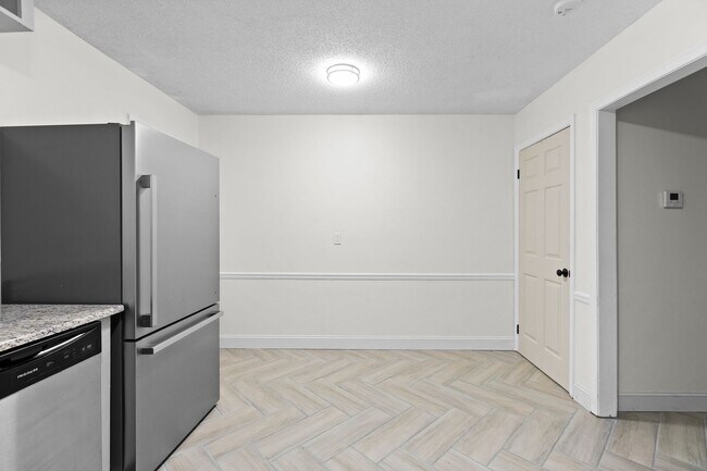 Building Photo - 1303 W Meadowview Rd