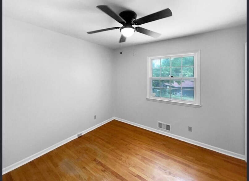 Building Photo - 119 W 104th Ter