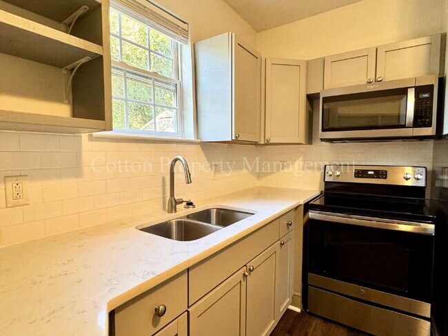Building Photo - 2BR/1BA Nicely remodeled historic home in ...