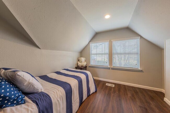 Building Photo - 1212 N Main St