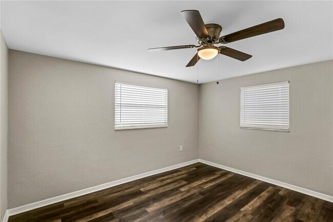 Building Photo - 1415 Classic Dr