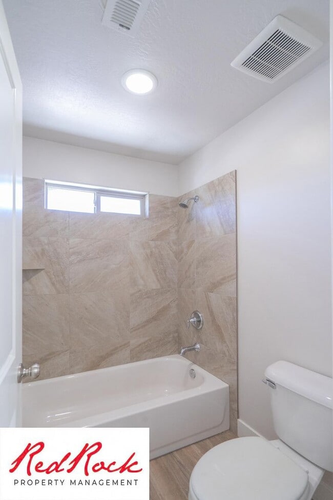 Building Photo - Pet friendly 3 Bedroom Townhome in Washington!