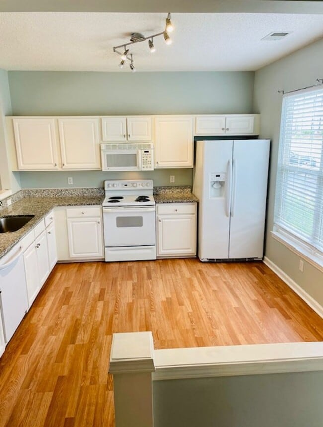 Building Photo - 3 Bedroom Townhome off Pelham Road