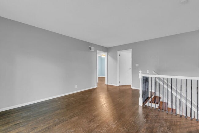 Building Photo - 4 bed, 2 bath, updated interior, AVAILABLE...