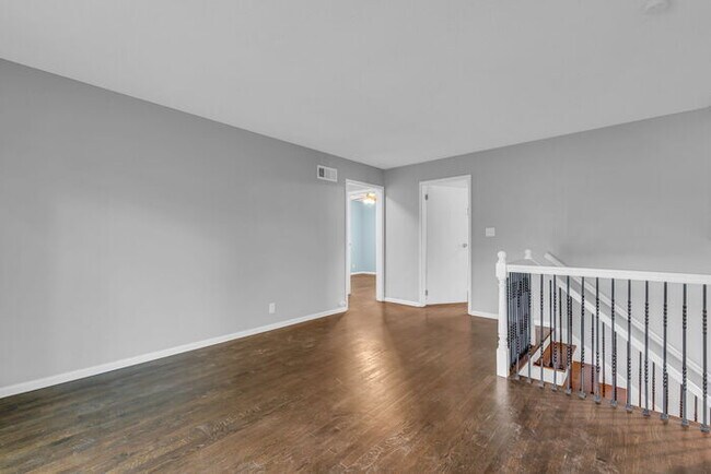 Building Photo - 4 bed, 2 bath, updated interior