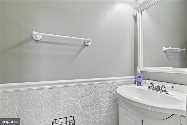 Building Photo - 631 Realm Ct W