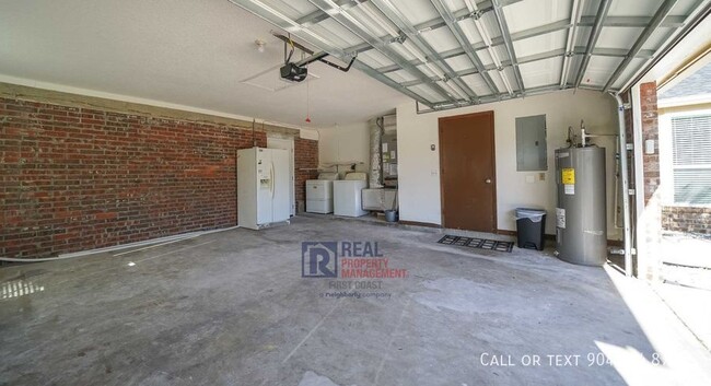 Building Photo - Beautiful Home with Large Fenced-In Backya...