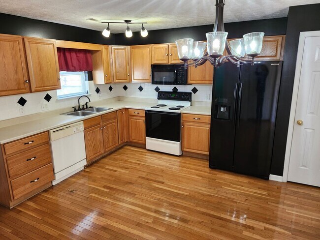 Building Photo - For Rent: Harrisonburg 3 BR, 2.5 Bath Townhouse