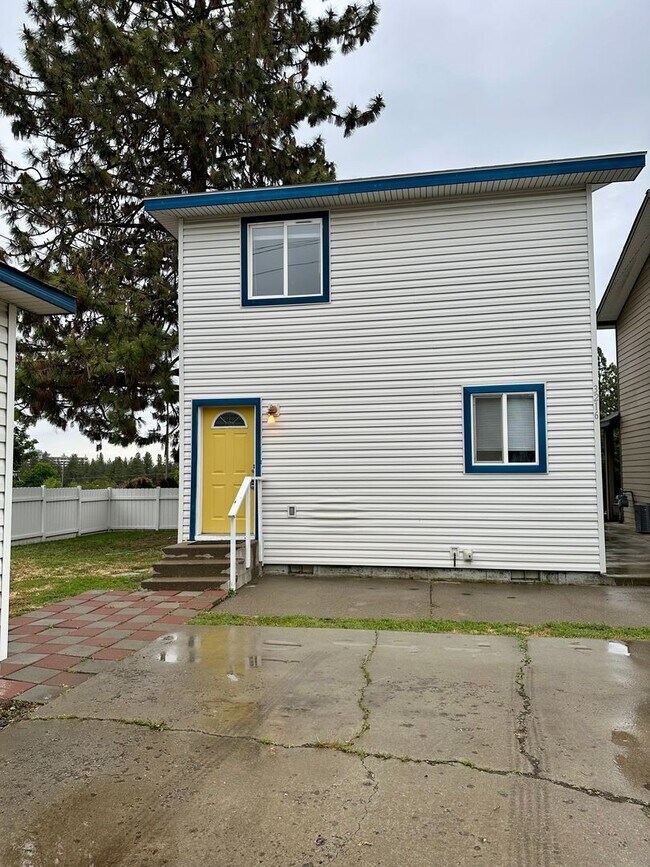 Building Photo - PENDING APPLICATION- Beautiful 3 Bedroom S...