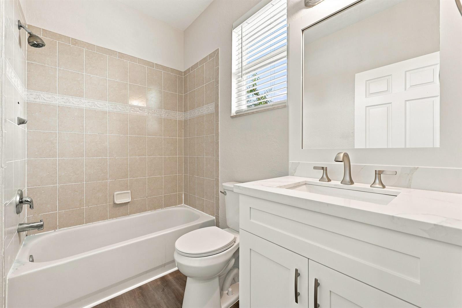 Building Photo - 813 Pipers Cay Dr