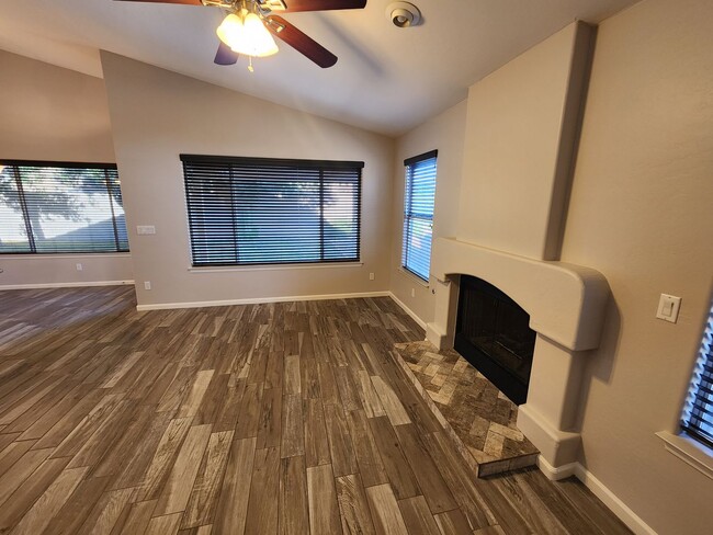 Building Photo - 4 Bedroom Home in the Silverhawke Communit...