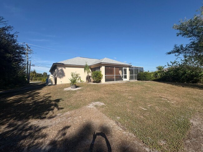 Building Photo - Charming and Spacious Single-Family Home
