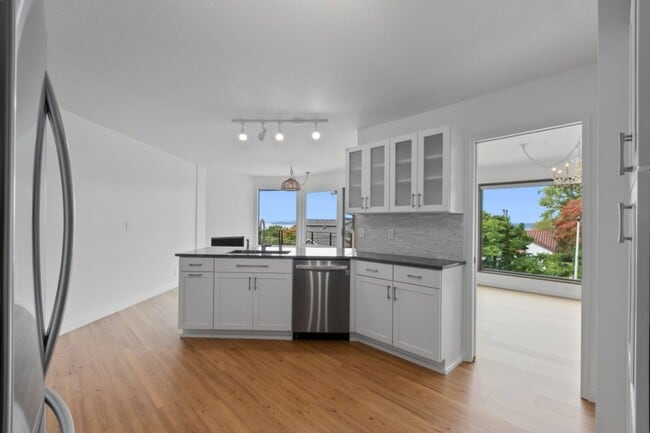 Building Photo - 4Bd/3Ba Seattle House