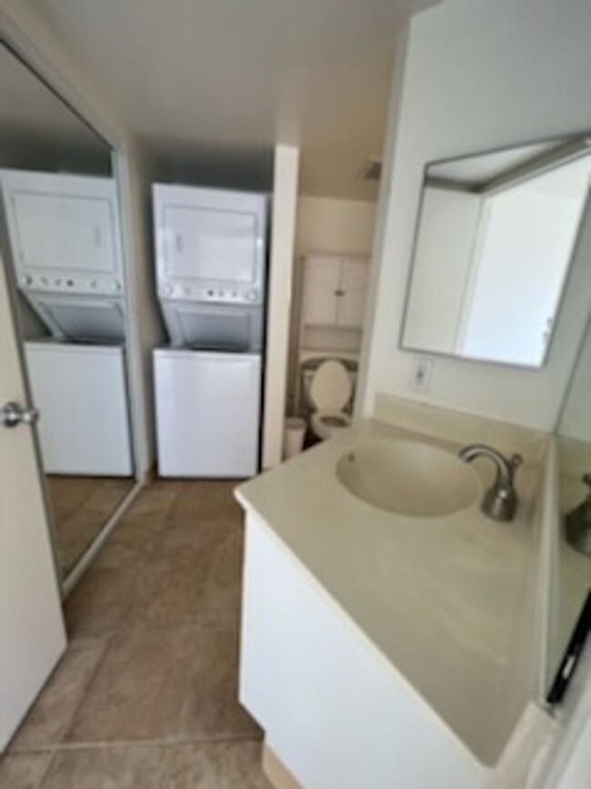 Building Photo - 2 Bedroom / 1.5 Bath upstairs unit in Ewa ...