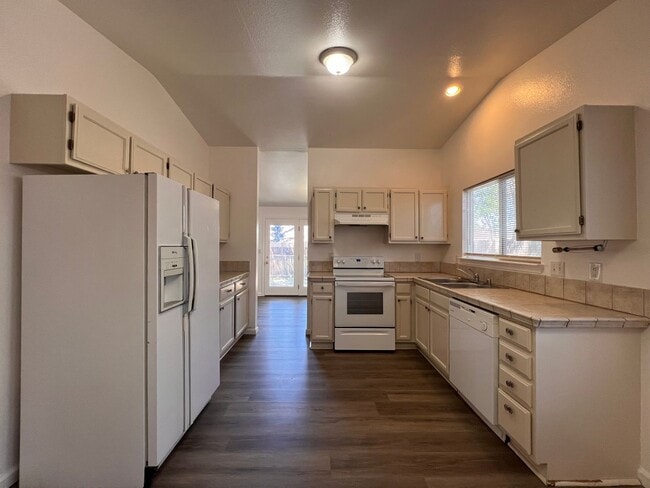 Building Photo - 3 Bedroom 2 Bath Home in Fernley