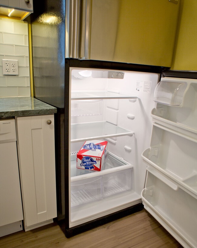 Building Photo - 225 Buell St