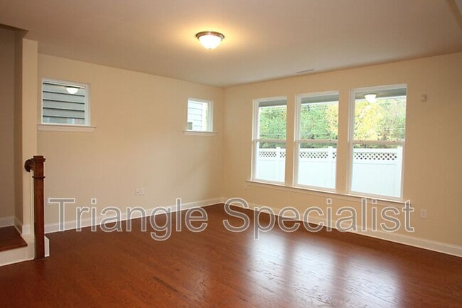 Building Photo - 215 Begen St