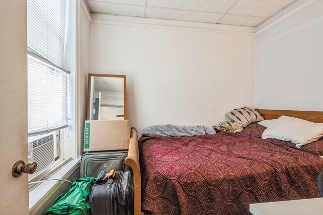 Building Photo - 3140 N Kenmore Ave