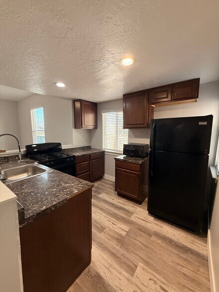 Building Photo - 1085 S 200 W