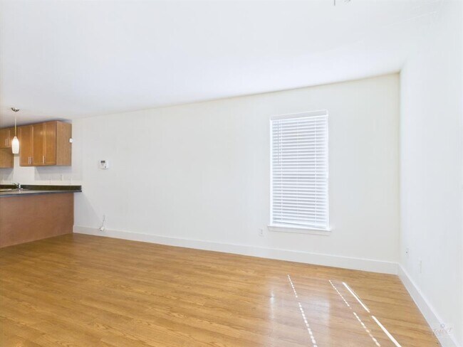 Building Photo - 711 W 32nd St