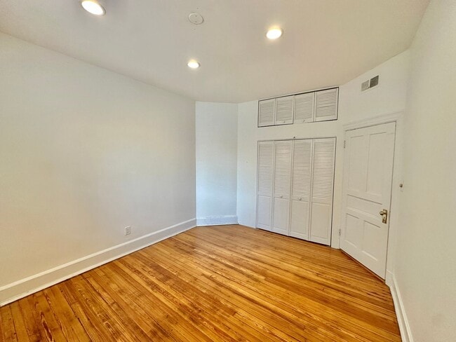 Building Photo - Historic Georgetown Sunny 2 Bedroom 1.5 Ba...